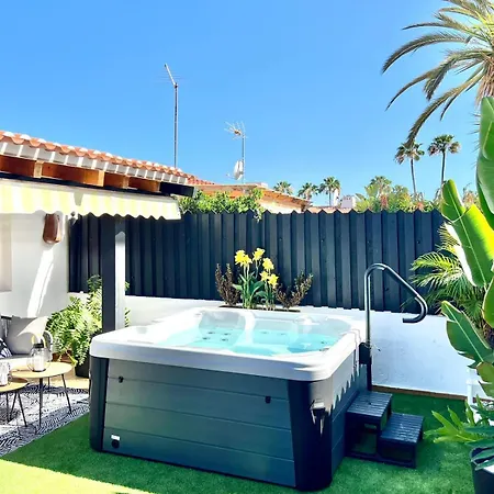 Oasis With Jacuzzi Сasa de vacaciones *